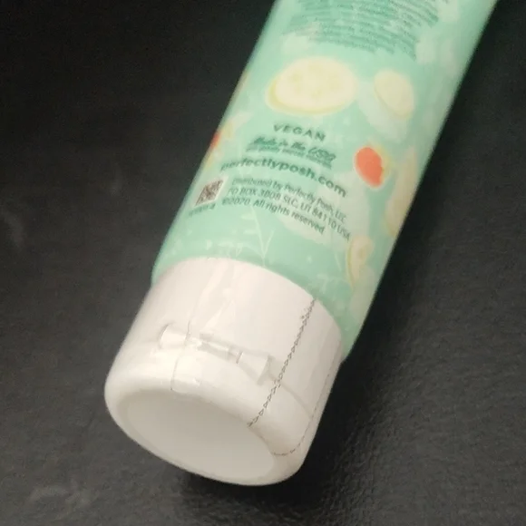 Perfectly Posh BFF Exfoliating Face Wash - Light Green - Picture 3 of 3